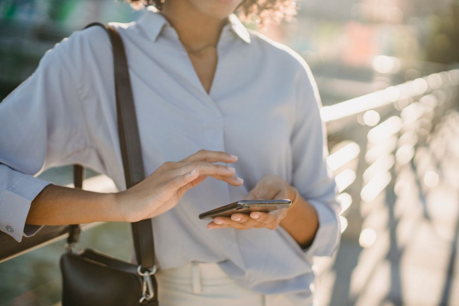 Business Casual Outfit Formulas That Work on Camera