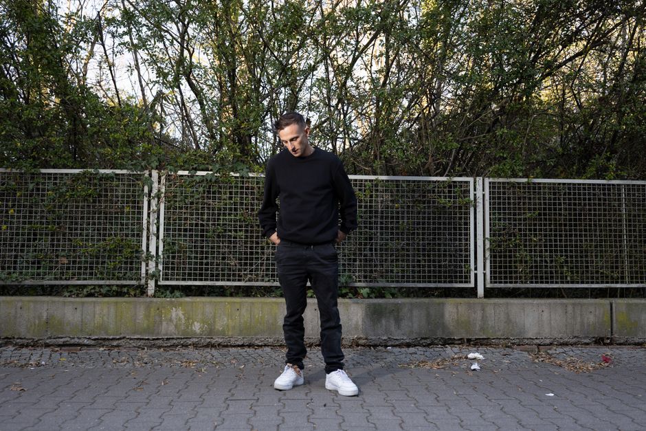 Man standing on a Berlin street with urban autumn vibes.